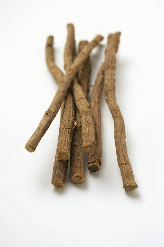 无人,竖图,俯视,室内,特写,白天,白色背景,植物,餐桌,桌子,一堆,许多,阴影,堆叠,堆积,反射,影子,草药,药草,中药,摄影,影棚,餐台,堆,甘草,药材,中草药,中药材,本草,生甘草,彩图,高角度拍摄,影棚拍摄,拍摄