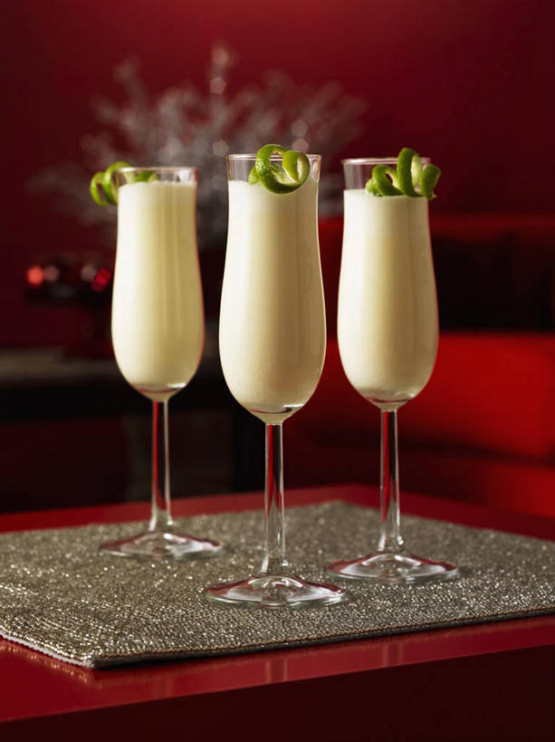 无人,竖图,俯视,室内,特写,白天,餐桌,桌子,杯子,阴影,红色背景,反射,布料,影子,酒类,三杯,布纹,玻璃制品,酒,桌布,饮料,三个,红色,餐巾,水杯,台布,杜松子酒,摄影,影棚,餐台,金酒,烈酒,琴酒,玻璃杯,彩图,高角度拍摄,影棚拍摄,拍摄