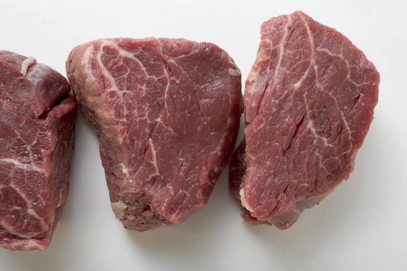 无人,横图,俯视,室内,特写,白天,白色背景,烹饪,西餐,餐桌,桌子,三块,阴影,反射,影子,肉,牛排,牛肉,料理,食品,菜肴,美食,肉类,食物,红色,西式,摄影,佳肴,影棚,餐台,肉食,菲力牛排,牛里脊肉,彩图,高角度拍摄,影棚拍摄,拍摄