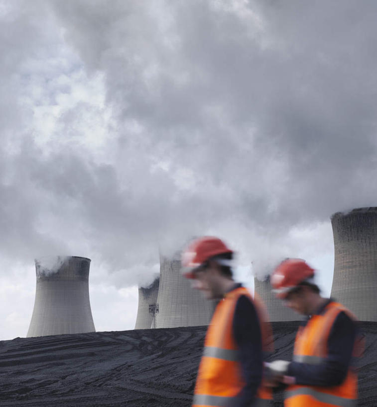 西方人,两个人,伙伴,朋友,站,竖图,室外,白天,侧面,工作服,制服,友谊,合作,团队,帽子,欧洲,欧洲人,握,阴影,环保,光线,头盔,影子,烟雾,云,云朵,拿,云彩,拿着,注视,蓝色,白云,蓝天,天空,阳光,安全帽,天,低头,观察,看,站着,橙色,发电厂,发电站,战略,握着,排放,能源,晴朗,观看,污染,回收,资源,核电站,核能,察看,关注,记录板,利用,低碳,记事板,循环,冷却塔,联合,合谋,垂头,工作制服,持续,冷却,空气污染,核电厂,配合,协作,男人,男性,年轻男性,白种人,晴空,站立,半身,彩图,工作套服,安全服,反光背心,反光服,反光衣,质检员,凉水塔