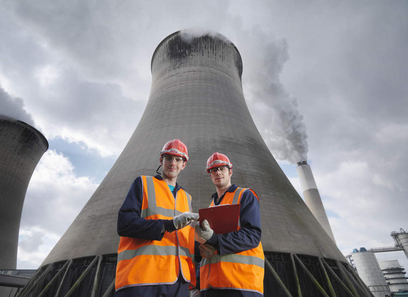 西方人,两个人,伙伴,朋友,站,笑,微笑,横图,室外,白天,仰视,工作服,制服,友谊,合作,团队,帽子,欧洲,欧洲人,握,阴影,环保,光线,头盔,影子,烟雾,云,云朵,拿,云彩,拿着,注视,蓝色,白云,蓝天,天空,阳光,安全帽,手套,天,观察,看,站着,橙色,发电厂,发电站,战略,握着,排放,能源,晴朗,观看,污染,回收,资源,核电站,核能,察看,关注,记录板,利用,低碳,记事板,循环,冷却塔,联合,合谋,防护手套,工作制服,持续,冷却,空气污染,核电厂,配合,协作,男人,男性,年轻男性,白种人,晴空,站立,半身,彩图,低角度拍摄,工作套服,安全服,反光背心,反光服,反光衣,质检员,凉水塔