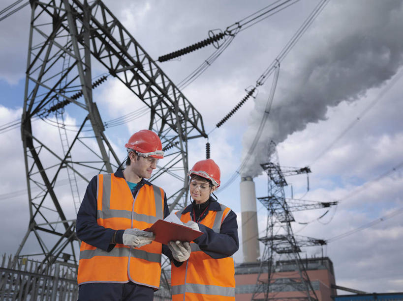 西方人,两个人,伙伴,朋友,站,笑,微笑,横图,室外,白天,正面,友谊,合作,团队,欧洲,欧洲人,握,阴影,环保,电力,光线,钢材,电缆,电线,影子,支架,烟雾,云,云朵,拿,云彩,拿着,注视,电塔,蓝色,白云,蓝天,天空,阳光,天,观察,看,站着,发电厂,发电站,战略,握着,排放,能源,晴朗,观看,支撑,污染,回收,资源,核电站,核能,察看,关注,记录板,供电设备,利用,低碳,记事板,循环,高压电塔,冷却塔,高压输电线,联合,合谋,高压电线塔,高压塔,持续,冷却,空气污染,核电厂,配合,协作,男人,男性,年轻男性,年轻女性,女人,女性,白种人,晴空,站立,半身,彩图,质检员,凉水塔