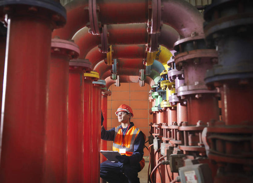 西方人,一个人,蹲,横图,室内,白天,正面,工作服,制服,车间,技术,帽子,欧洲,欧洲人,仅一个男性,仅一个人,仅一个中年男性,握,环保,工作,科学,头盔,拿,拿着,注视,管道,安全帽,观察,看,橙色,发电厂,发电站,握着,能源,观看,回收,资源,核电站,核能,察看,关注,记录板,能量,利用,低碳,记事板,循环,工作制服,持续,核电厂,男人,男性,中年男性,白种人,蹲着,半身,彩图,工作套服,安全服,反光背心,反光服,反光衣,质检员