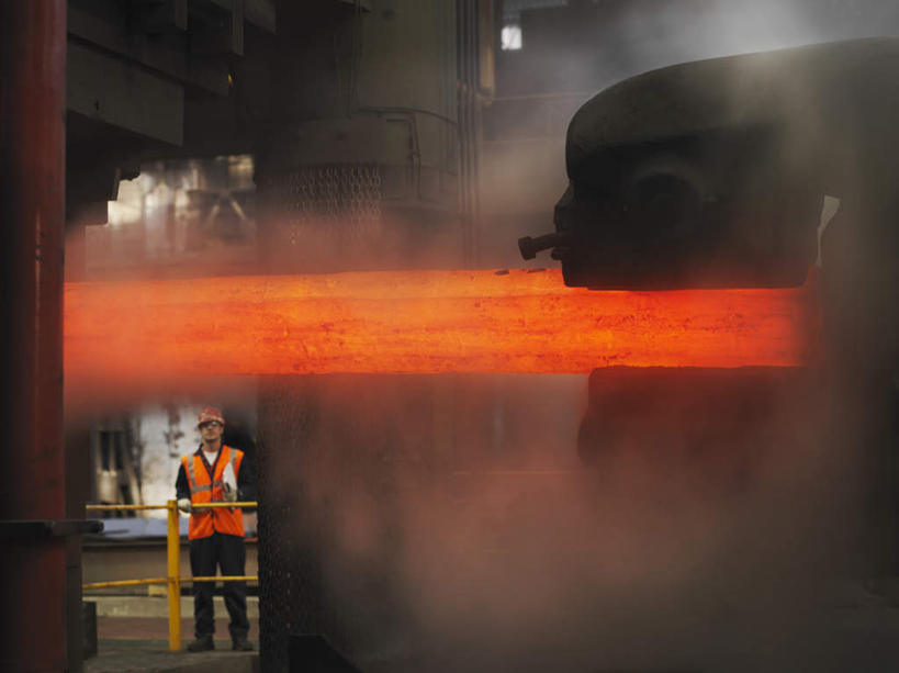 西方人,一个人,工厂,站,横图,室内,白天,正面,工作服,制服,车间,机器,雾,帽子,欧洲,欧洲人,仅一个男性,仅一个人,一块,沸腾,朦胧,模糊,工作,钢铁,蒸汽,头盔,水蒸气,雾气,注视,仅一个年轻男性,红色,安全帽,观察,看,站着,机械,橙色,观看,制造,气体,察看,关注,车床,钢铁厂,蒸发,工作制服,男人,男性,年轻男性,白种人,站立,彩图,全身,工作套服,制造厂,安全服,反光背心,反光服,反光衣,质检员