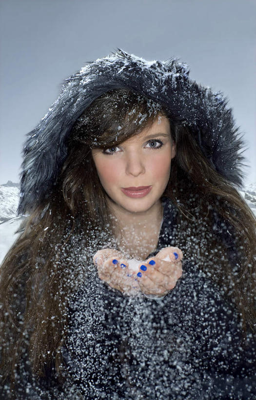 西方人,一个人,站,捧,竖图,室外,白天,正面,雪,大雪,欧洲,欧洲人,仅一个年轻女性,仅一个女性,仅一个人,服装,积雪,雪景,冬季,冬天,棕色,注视,衣服,蓝色,蓝天,天空,天,吹,观察,看,站着,温暖,棉衣,寒冷,服饰,晴朗,观看,保暖,察看,御寒,关注,棉袄,万里无云,严寒,棉服,冬装,年轻女性,女人,女性,白种人,长发,直发,晴空,晴空万里,端,端着,捧着,手捧,站立,半身,彩图,袄子,棉被服