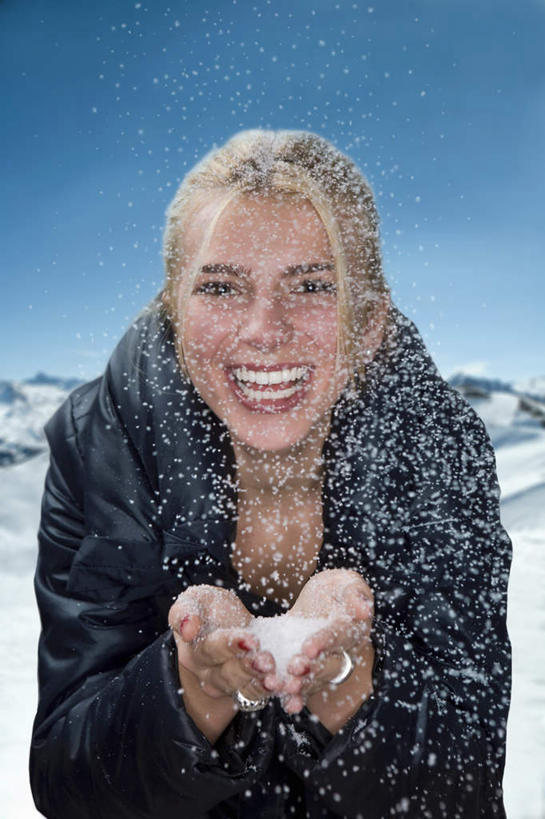 西方人,头发,一个人,站,捧,笑,微笑,露齿笑,竖图,室内,白天,正面,雪,大雪,欧洲,欧洲人,仅一个年轻女性,仅一个女性,仅一个人,服装,积雪,雪景,冬季,冬天,注视,衣服,蓝色,蓝天,天空,天,观察,看,站着,温暖,金色,寒冷,服饰,晴朗,观看,羽绒服,保暖,察看,雪球,御寒,关注,万里无云,严寒,冬装,年轻女性,女人,女性,白种人,晴空,晴空万里,端,端着,捧着,手捧,站立,半身,彩图