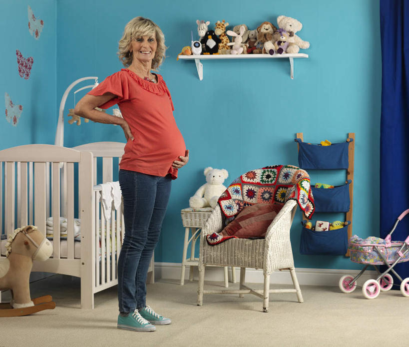 西方人,孕妇,一个人,站,笑,摸,微笑,露齿笑,横图,室内,白天,侧面,游戏,安全,窗帘,床,地板,熊,玩具,椅子,欧洲,欧洲人,仅一个女性,仅一个人,一辆,抚摸,服装,裤子,装饰,玩偶,墙,泰迪熊,地面,玩,置物架,注视,牛仔裤,休闲装,娱乐,手叉腰,木地板,架子,墙壁,墙面,车,婴儿车,衣服,蓝色,白色,帘子,玩具熊,叉腰,观察,看,站着,仅一个中年女性,休闲,舒服,怀孕,休闲服,橙色,遮阳,益智,服饰,毛绒玩具,单人床,婴儿用品,观看,婴儿床,保护,华丽,修饰,安慰,点缀,察看,舒适,待产,发泄,关注,消遣,载具,陈列架,宣泄,衬托,美观,雅致,雅观,罗斯福熊,妊娠,准妈妈,搁架,宝宝车,婴儿手推车,婴儿推车,女人,女性,中年女性,白种人,产妇,触摸,接触,玩耍,嬉戏,站立,彩图,全身,转铃,婴儿玩具,挂铃,床头转铃,床铃