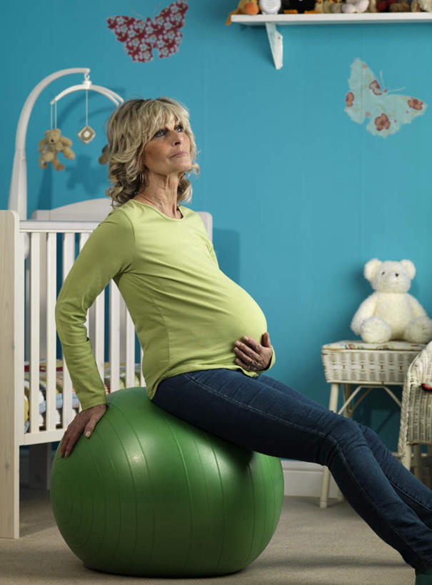 西方人,孕妇,一个人,坐,摸,竖图,室内,白天,侧面,游戏,安全,床,熊,玩具,欧洲,欧洲人,仅一个女性,仅一个人,撑,抚摸,服装,玩偶,墙,泰迪熊,玩,注视,休闲装,娱乐,墙壁,墙面,一个,衣服,蓝色,绿色,白色,玩具熊,观察,看,仅一个中年女性,休闲,舒服,怀孕,休闲服,健身球,益智,服饰,毛绒玩具,单人床,单个,婴儿用品,观看,活动,婴儿床,保护,瑜伽球,安慰,察看,撑着,舒适,待产,发泄,关注,消遣,智力,宣泄,罗斯福熊,妊娠,准妈妈,女人,女性,中年女性,白种人,产妇,触摸,接触,抬头,玩耍,嬉戏,仰头,坐着,半身,彩图,转铃,婴儿玩具,挂铃,床头转铃,床铃