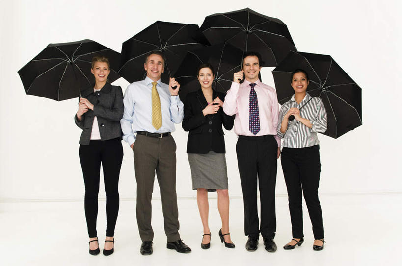 西方人,同事,商务人士,商务男性,商务女性,站,笑,微笑,露齿笑,横图,室内,白天,白色背景,正面,衬衫,成功,合作,团队,集体,信心,欧洲,欧洲人,五个人,握,套装,伞,雨伞,领带,许多人,拿,拿着,注视,阳伞,队伍,黑色,观察,看,靠,靠着,站着,一群人,握着,摄影,影棚,五把,观看,察看,领导,象征,庄重,成就,关注,商务装,身份,手插袋,单手插袋,合伙,领袖,工薪阶层,单手抄兜,单手放兜,正式,地位,男人,男性,年轻女性,女人,女性,中年男性,中年女性,白种人,白领,上班族,插兜,手插兜,手放口袋,站立,彩图,全身,影棚拍摄,衬衣,拍摄,手抄兜