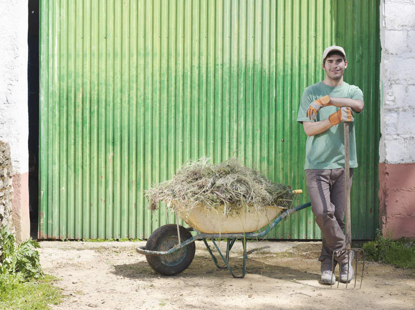 西方人,一个人,站,横图,室外,白天,正面,门,帽子,欧洲,欧洲人,仅一个男性,仅一个人,撑,握,阴影,服装,光线,棒球帽,影子,耕田,干草,地面,拿,拿着,注视,休闲装,车,仅一个年轻男性,衣服,绿色,阳光,手推车,门框,交通工具,观察,看,站着,休闲,休闲服,握着,服饰,独轮车,观看,钉耙,察看,撑着,关注,载具,种田,农具,耕具,男人,男性,年轻男性,白种人,站立,彩图,全身