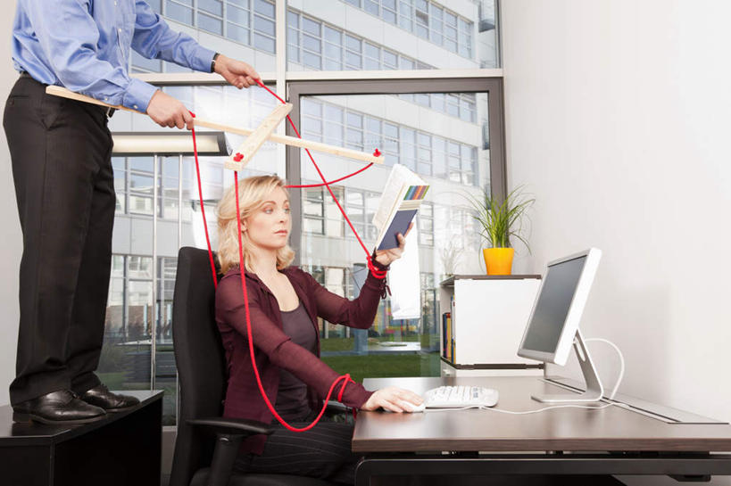 西方人,两个人,同事,商务人士,商务男性,商务女性,办公室,坐,举,横图,室内,白天,侧面,衬衫,成功,合作,团队,集体,信心,电脑,显示器,鼠标,键盘,植物,摆设,窗户,桌子,椅子,欧洲,欧洲人,握,阴影,套装,艺术,装饰,反射,网络,材料,档案,盆栽,人偶,文件,影子,纸,办公桌,盆景,拿,拿着,注视,文化,输入设备,通讯设备,队伍,玻璃窗,装饰品,红色,绿色,自然,会议椅,模型,绳子,手稿,装饰物,资料,工艺品,观察,看,托,台式电脑,握着,生长,成长,观看,绳索,华丽,修饰,办公椅,证明,点缀,控制,察看,领导,高雅,木偶,成就,关注,文档,通信设备,商务装,饰物,合伙,领袖,工薪阶层,简洁,输出设备,衬托,美观,雅致,雅观,商务椅,培训椅,木偶人,木人,节制,管制,掌握,男人,男性,女人,女性,中年男性,中年女性,白种人,白领,上班族,举起,举手,举着,向上举,向上伸,向上托,坐着,半身,彩图,衬衣,牵线木偶