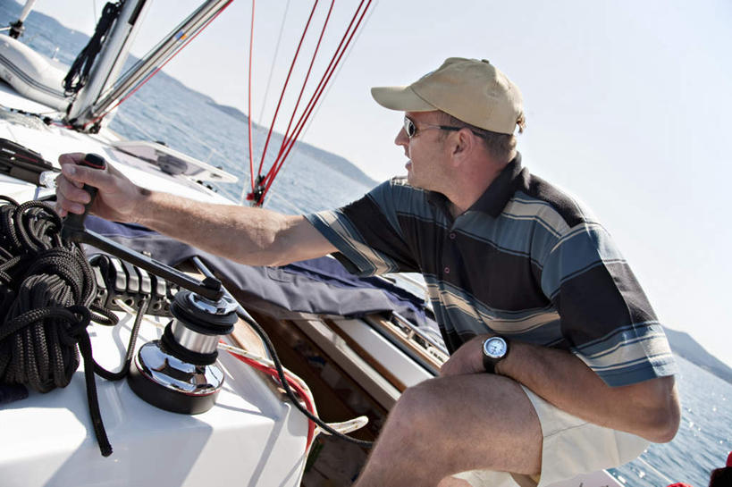 点心,西方人,一个人,站,横图,室外,白天,侧面,海浪,海洋,船,帽子,欧洲,欧洲人,仅一个男性,仅一个人,仅一个中年男性,弯腰,握,服装,墨镜,眼镜,浪花,水平线,辽阔,游艇,料理,食品,包子,面点,海平线,拿,拿着,注视,休闲装,运动帽,美食,食物,衣服,蓝色,蓝天,天空,海水,太阳镜,太阳眼镜,交通工具,天,观察,看,站着,休闲,广阔,休闲服,中式,鸭舌帽,遮阳镜,握着,服饰,晴朗,观看,一望无际,寿桃,察看,关注,载具,海景,万里无云,弯身,寿桃包,无边无际,一马平川,男人,男性,中年男性,白种人,大海,风浪,海,海水的波动,近岸浪,涌浪,晴空,晴空万里,站立,半身,彩图,水天相接,水天一线