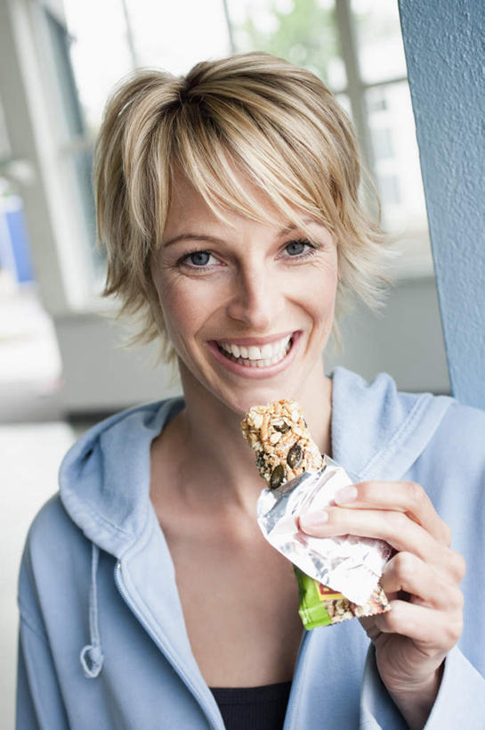 西方人,一个人,站,举,笑,微笑,露齿笑,竖图,室内,白天,正面,窗户,欧洲,欧洲人,仅一个女性,仅一个人,握,阴影,服装,反射,影子,墙,食品,糖,糖果,甜点,甜品,拿,拿着,注视,休闲装,玻璃窗,墙壁,墙面,食物,衣服,蓝色,甜食,巧克力,观察,看,托,站着,仅一个中年女性,休闲,休闲服,连帽衫,握着,服饰,观看,朱古力,察看,关注,帽衫,巧克力棒,女人,女性,中年女性,白种人,举起,举手,举着,向上举,向上伸,向上托,站立,半身,彩图