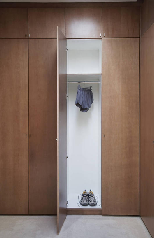 无人,竖图,室内,特写,白天,正面,运动鞋,柜子,静物,鞋子,衣架,一双,短裤,木制,瓷砖,地砖,地面,木制品,衣橱,休闲鞋,更衣橱,挂衣架,晾衣架,彩图