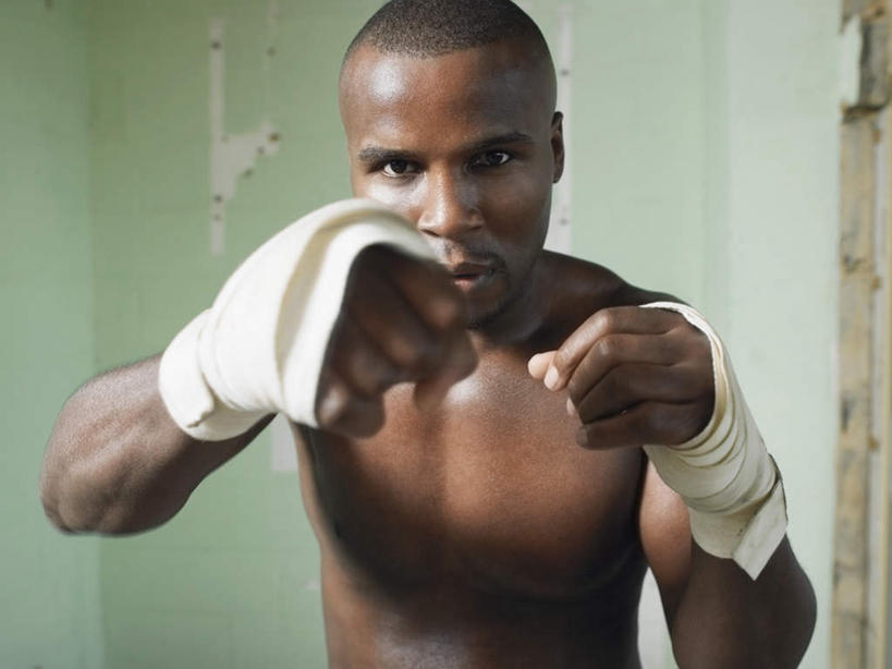 西方人,肌肉,健壮,一个人,拳击手,站,横图,室内,白天,正面,锻炼,比赛,运动,拳击,欧洲,非洲,黑人,欧洲人,仅一个男性,仅一个人,纱布,墙,注视,裸露,墙壁,墙面,仅一个年轻男性,观察,看,站着,健康,活力,力量,治疗,观看,青春,固定,察看,医疗,打击,攻击,强壮,关注,袭击,裸,冲击,进攻,止血,体育,男人,男性,年轻男性,非洲人,拳击家,拳击运动员,绷带,站立,半身,彩图,健身