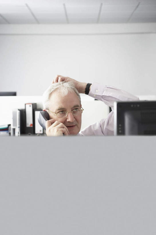 西方人,一个人,商务人士,商务男性,办公室,坐,打电话,竖图,室内,白天,正面,衬衫,电脑,显示器,鼠标,键盘,电话,欧洲,欧洲人,仅一个男性,仅一个人,仅一个中年男性,握,套装,网络,墙,拿,听,拿着,注视,输入设备,通讯设备,墙壁,墙面,话筒,观察,看,电话线,台式电脑,握着,观看,挠,察看,固定电话,关注,通信设备,商务装,工薪阶层,输出设备,交流,男人,男性,中年男性,白种人,白领,上班族,电话机,沟通,通话,坐着,半身,彩图,衬衣