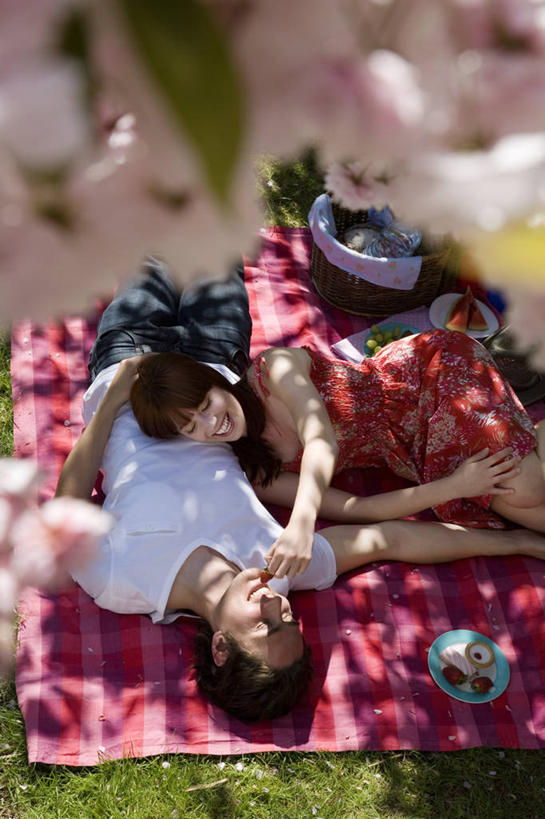 西方人,两个人,躺,笑,吃,交叉,微笑,露齿笑,竖图,俯视,室外,白天,爱情,幸福,纯洁,草地,草坪,植物,樱花,竹子,西瓜,餐具,水果,纺织品,欧洲,欧洲人,握,阴影,竹制,服装,朦胧,模糊,新鲜,装饰,盛开,编织,光线,碟子,篮子,毛毯,盘,毯子,影子,生食,食品,果实,枝条,浪漫,拿,花蕾,拿着,扭头,依偎,注视,休闲装,草,花,花瓣,花朵,鲜花,树,树木,树枝,食物,纺织,衣服,绿色,阳光,盘子,竹篮,垫子,碟,花苞,花蕊,观察,看,靠,靠着,倚靠,转头,休闲,温暖,温馨,休闲服,恩爱,握着,恋人,服饰,有机食品,绿色食品,观看,等待,竹条,华丽,修饰,交织,点缀,和睦,察看,竹制品,倚着,生命,关注,依附,依赖,投靠,衬托,美观,雅致,雅观,仙樱花,福岛樱,青肤樱,高尚,热烈,穿插,虬枝,枝杈,卧着,男人,男性,年轻男性,年轻女性,女人,女性,白种人,情侣,荆桃,寒瓜,嚼,食,躺着,卧,半身,彩图,高角度拍摄,伴侣,融洽