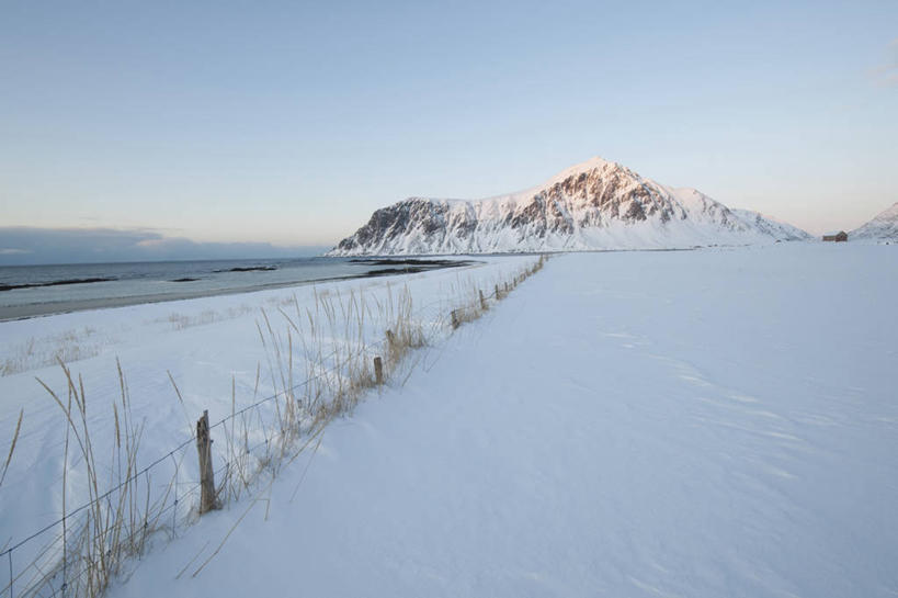 无人,栏杆,横图,室外,白天,正面,旅游,度假,海浪,海洋,美景,山,雪,雪山,植物,大雪,挪威,欧洲,阴影,枯萎,光线,影子,栅栏,冰,积雪,景观,浪花,篱笆,山峰,雪景,冬季,冬天,围栏,枯草,山峦,娱乐,护栏,草,黄色,蓝色,蓝天,天空,阳光,自然,海水,天,享受,休闲,景色,放松,寒冷,晴朗,冰冷,斯堪的纳维亚,自然风光,北欧,斯堪的那维亚,斯堪的那维亚半岛,斯堪的纳维亚半岛,海景,万里无云,严寒,冰凉,酷寒,凛冽,凛凛,极冷,挪威王国,罗弗敦群岛,诺尔兰,诺尔兰郡,大海,风浪,海,海水的波动,近岸浪,涌浪,晴空,晴空万里,彩图,弗拉克斯塔