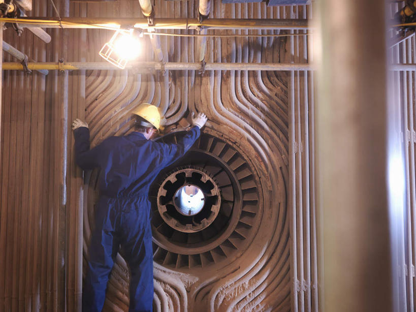 西方人,一个人,机修工,工厂,站,横图,室内,白天,工作服,制服,帽子,照明,欧洲,欧洲人,仅一个男性,仅一个人,握,阴影,光线,头盔,影子,支架,灯光,拿,拿着,注视,吊灯,架子,脚手架,灯,施工,工人,仅一个年轻男性,背面,安全帽,灯具,观察,看,站着,握着,观看,支撑,照亮,固定,察看,照明设备,关注,熔炉,工作制服,男人,男性,年轻男性,白种人,机械师,机修工人,站立,半身,彩图,工作套服,工地,制造厂,稳固