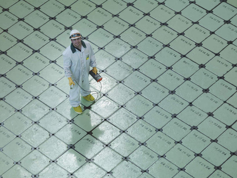 西方人,一个人,工程师,建筑工人,建筑师,站,横图,俯视,室内,白天,工作服,制服,帽子,欧洲,欧洲人,仅一个男性,仅一个人,握,阴影,反射,头盔,影子,地面,拿,拿着,注视,仅一个年轻男性,白色,安全帽,看,站着,发电厂,发电站,握着,核电站,核反应堆,核能,关注,装置,工作制服,核电厂,反应堆,原子反应堆,男人,男性,年轻男性,白种人,技师,建筑工,建筑设计师,抬头,仰头,站立,彩图,高角度拍摄,全身,工作套服