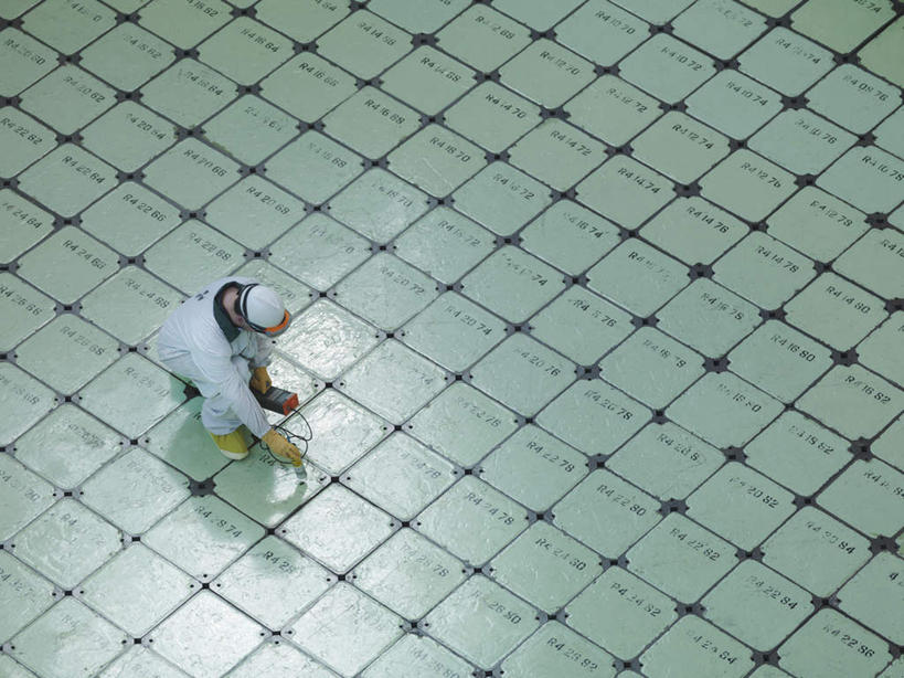 西方人,一个人,工程师,建筑工人,建筑师,蹲,横图,俯视,室内,白天,工作服,制服,帽子,欧洲,欧洲人,仅一个男性,仅一个人,握,阴影,检查,反射,头盔,影子,地面,拿,拿着,注视,仅一个年轻男性,白色,安全帽,低头,观察,看,发电厂,发电站,握着,观看,核电站,核反应堆,核能,察看,关注,装置,搜检,工作制服,查察,查抄,检察,审查,核电厂,反应堆,原子反应堆,男人,男性,年轻男性,白种人,技师,建筑工,建筑设计师,蹲着,彩图,高角度拍摄,全身,工作套服