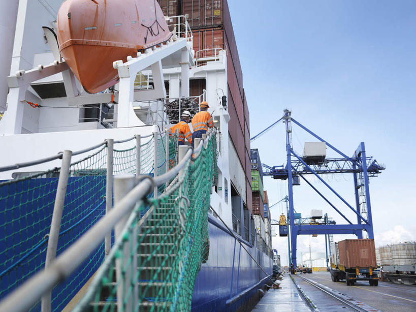 西方人,两个人,同事,机修工,栏杆,码头,站,横图,室外,白天,仰视,工作服,制服,成功,合作,团队,集体,信心,楼梯,港口,轮船,船,欧洲,欧洲人,一堆,许多,阴影,堆叠,堆积,光线,扶手,影子,阶梯,集装箱,很多,注视,设备,货柜,队伍,护栏,台阶,施工,工人,蓝色,蓝天,天空,阳光,箱子,交通工具,天,看,站着,机械,起重机,橙色,龙门吊,运输,晴朗,堆,工程,领导,成就,关注,载具,合伙,领袖,装卸,物流,船坞,万里无云,工作制服,门式起重机,桥式起重机,男人,男性,年轻男性,中年男性,白种人,机械师,机修工人,晴空,晴空万里,抬头,仰头,站立,彩图,低角度拍摄,全身,工作套服,摆渡口,埠头,渡口,渡头,港湾,海港,货运码头,口岸,商港,安全服,反光背心,反光服,反光衣,船厂