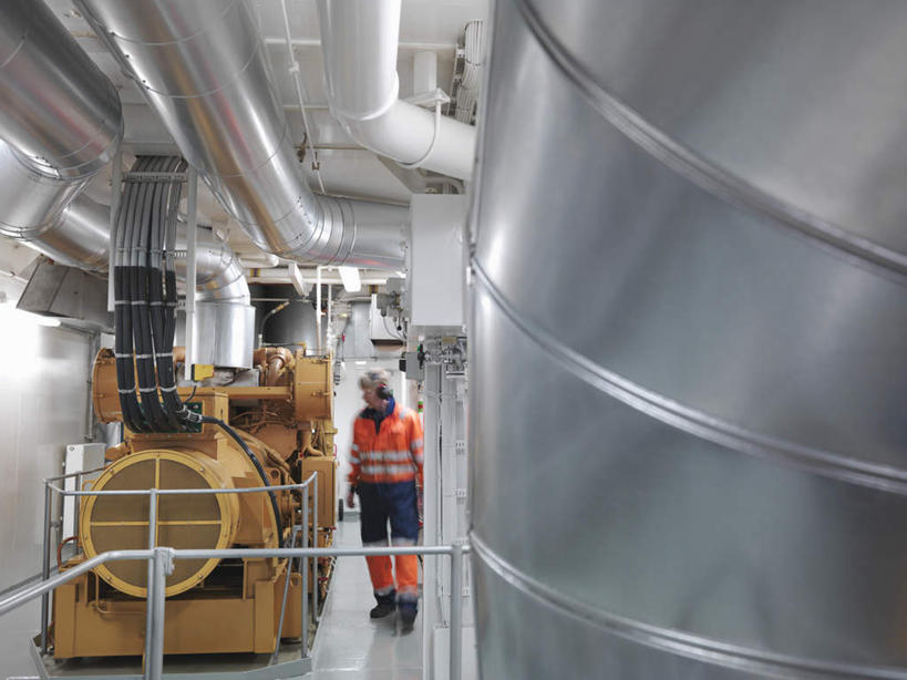 西方人,一个人,工程师,建筑工人,建筑师,栏杆,站,说,横图,室内,白天,正面,工作服,制服,讨论,通讯,客服,机器,金属制品,欧洲,欧洲人,仅一个男性,仅一个人,握,阴影,反射,信息,金属,发电机,管子,影子,围栏,拿,话务员,拿着,注视,设备,管道,护栏,仅一个年轻男性,耳机,耳麦,话筒,观察,看,站着,机械,橙色,服务,握着,通信,能源,观看,协调,阀门,调节,察看,麦克风,头戴式耳麦,关注,销售,转换,记录板,船坞,记事板,客服人员,电话销售,工作制服,接待员,稳压,交流,男人,男性,年轻男性,白种人,接线员,技师,建筑工,建筑设计师,沟通,讲话,交谈,商讨,说话,谈话,站立,彩图,全身,工作套服,截止,安全服,反光背心,反光服,反光衣,导流,分流,船厂,头戴式耳机