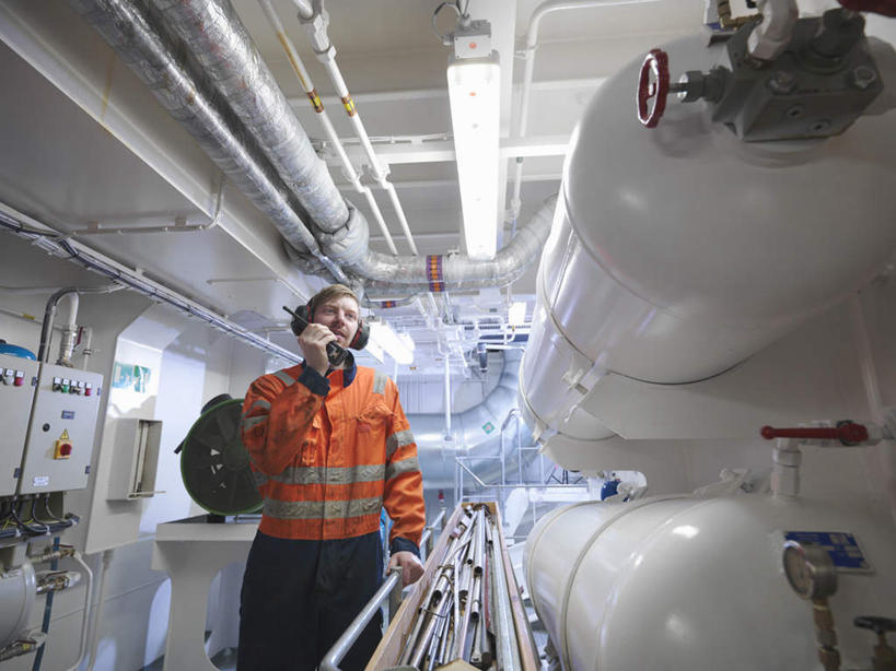 西方人,一个人,工程师,建筑工人,建筑师,栏杆,站,举,说,横图,室内,白天,正面,工作服,制服,讨论,通讯,金属制品,照明,欧洲,欧洲人,仅一个男性,仅一个人,握,阴影,光线,金属,管子,影子,围栏,灯光,拿,移动,拿着,注视,通讯设备,管道,护栏,顶灯,灯,仅一个年轻男性,灯具,扶,看,托,站着,橙色,握着,通信,对讲机,照亮,阀门,调节,扶着,照明设备,关注,船坞,工作制服,稳压,交流,男人,男性,年轻男性,白种人,技师,建筑工,建筑设计师,沟通,讲话,交谈,举起,举手,举着,商讨,说话,抬头,谈话,通话,向上举,向上伸,向上托,仰头,站立,半身,彩图,工作套服,截止,安全服,反光背心,反光服,反光衣,导流,分流,船厂