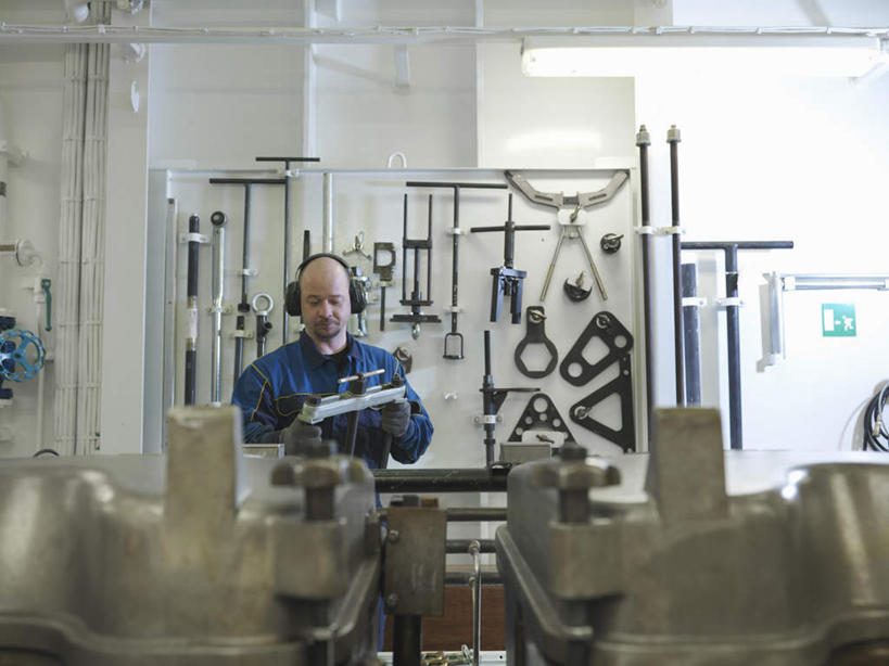 西方人,一个人,工程师,建筑工人,建筑师,站,举,横图,室内,白天,正面,工作服,制服,通讯,客服,零件,金属制品,欧洲,欧洲人,仅一个男性,仅一个人,仅一个中年男性,许多,吊挂,握,悬挂,阴影,朦胧,模糊,反射,信息,金属,管子,影子,很多,挂,拿,话务员,拿着,注视,管道,蓝色,耳机,耳麦,话筒,低头,观察,看,托,站着,服务,握着,通信,观看,协调,察看,麦克风,头戴式耳麦,关注,销售,船坞,客服人员,电话销售,工作制服,接待员,男人,男性,中年男性,白种人,接线员,技师,建筑工,建筑设计师,举起,举手,举着,向上举,向上伸,向上托,站立,半身,彩图,工作套服,安全服,反光背心,反光服,反光衣,船厂,头戴式耳机