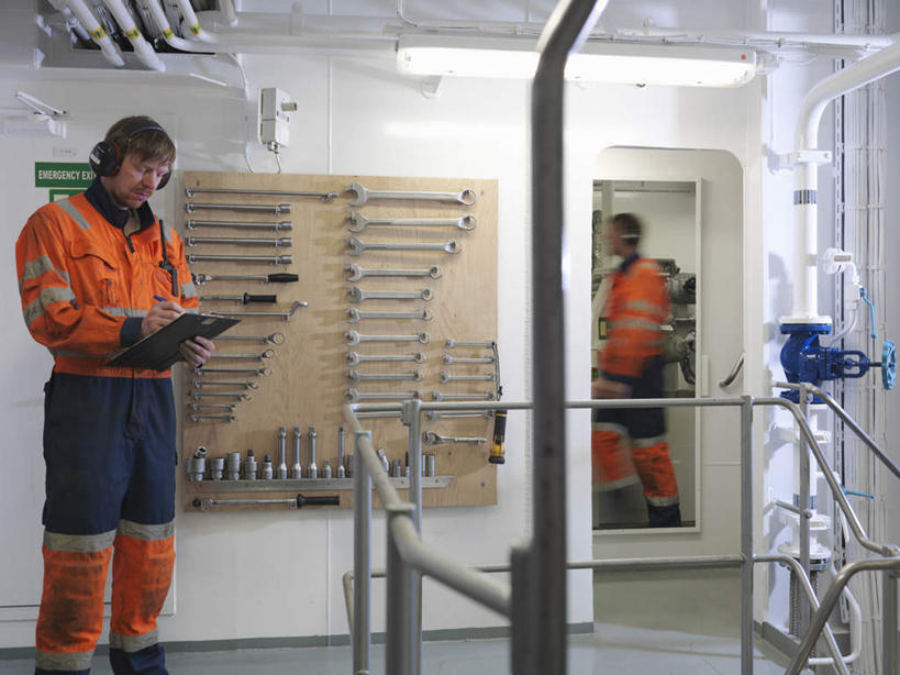 西方人,两个人,同事,工程师,建筑工人,建筑师,栏杆,站,走,横图,室内,白天,正面,工作服,制服,快乐,满意,幸福,成功,合作,团队,集体,信心,金属制品,照明,欧洲,欧洲人,一排,许多,吊挂,握,悬挂,阴影,朦胧,模糊,整齐,并列,并排,光线,金属,工具,管子,影子,围栏,灯光,音响,很多,音乐,挂,拿,拿着,注视,娱乐,管道,队伍,护栏,顶灯,灯,排列,耳机,灯具,低头,观察,看,站着,享受,休闲,橙色,放松,握着,观看,扳手,照亮,察看,领导,舒适,享乐,照明设备,成就,队列,关注,记录板,平行,合伙,领袖,船坞,记事板,扳头,工作制服,男人,男性,年轻男性,中年男性,白种人,技师,建筑工,建筑设计师,步行,散步,站立,走路,半身,彩图,工作套服,安全服,反光背心,反光服,反光衣,船厂