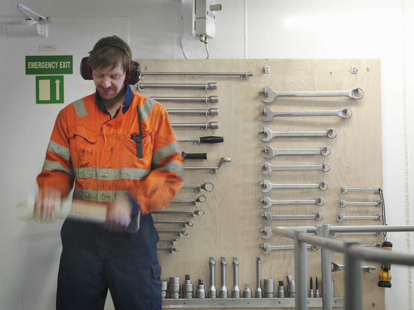 西方人,一个人,工程师,建筑工人,建筑师,站,横图,室内,白天,正面,工作服,制服,快乐,满意,幸福,金属制品,欧洲,欧洲人,仅一个男性,仅一个人,一排,许多,吊挂,握,悬挂,阴影,朦胧,模糊,整齐,并列,并排,反射,金属,工具,管子,影子,音响,很多,音乐,挂,拿,拿着,注视,娱乐,管道,排列,仅一个年轻男性,耳机,低头,观察,看,站着,享受,休闲,橙色,放松,握着,观看,扳手,察看,舒适,享乐,队列,关注,平行,船坞,扳头,工作制服,男人,男性,年轻男性,白种人,技师,建筑工,建筑设计师,站立,半身,彩图,工作套服,安全服,反光背心,反光服,反光衣,船厂