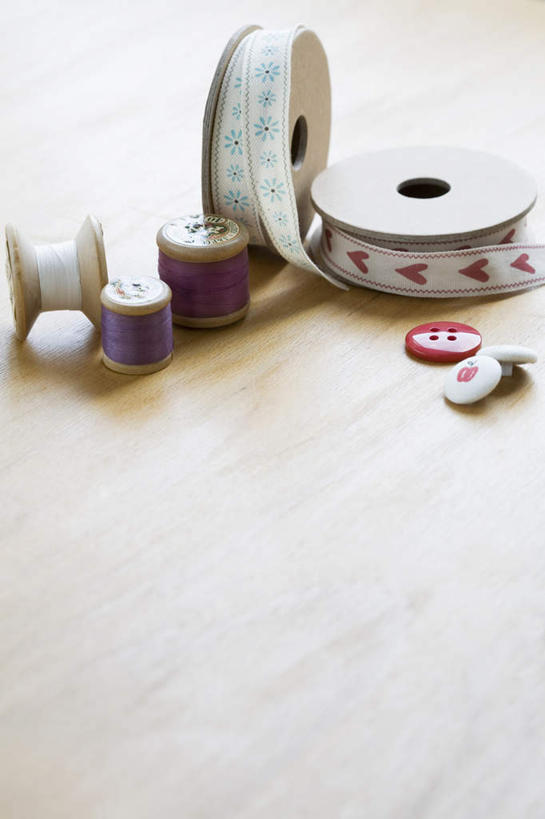 无人,竖图,俯视,室内,特写,白天,桌面,桌子,静物,一排,许多,阴影,整齐,反射,木制,丝绸,丝带,影子,缎带,很多,纽扣,绸带,排列,木制品,钮扣,队列,线轴,盘扣,彩图,高角度拍摄,盘纽