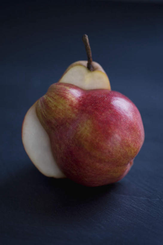 无人,竖图,俯视,室内,特写,白天,梨,水果,切开,阴影,黑色背景,新鲜,反射,影子,生食,食品,果实,食物,两个,红色,切,香梨,摄影,有机食品,绿色食品,影棚,剖面,切面,生梨,彩图,高角度拍摄,影棚拍摄,拍摄