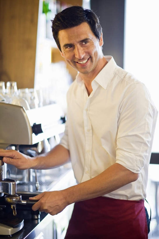 西方人,一个人,服务员,站,举,笑,微笑,露齿笑,竖图,室内,白天,正面,工作服,制服,欧洲,欧洲人,仅一个男性,仅一个人,仅一个中年男性,一排,许多,握,阴影,朦胧,模糊,整齐,反射,电器,工具,影子,墙,很多,拿,红酒瓶,置物架,拿着,注视,设备,架子,墙壁,墙面,玻璃制品,酒瓶,排列,白色,玻璃瓶,瓶子,观察,看,托,站着,冲泡,握着,观看,察看,家电,家用电器,咖啡机,葡萄酒瓶,队列,关注,磨粉,咖啡店,陈列架,咖啡屋,工作制服,搁架,男人,男性,中年男性,白种人,服务生,侍者,举起,举手,举着,向上举,向上伸,向上托,站立,半身,彩图,工作套服,咖啡馆,清除,压粉,装粉