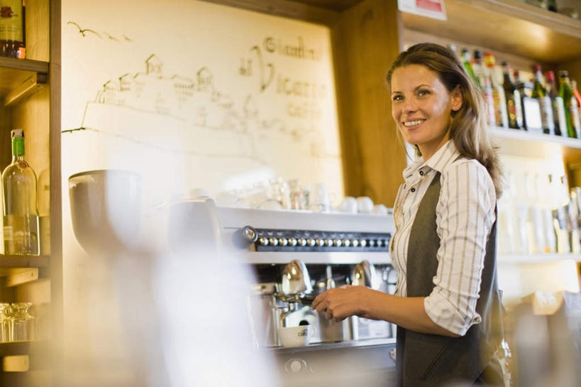 西方人,一个人,站,举,笑,微笑,露齿笑,横图,室内,白天,侧面,工作服,制服,欧洲,欧洲人,仅一个女性,仅一个人,一排,许多,握,阴影,朦胧,模糊,整齐,反射,电器,工具,影子,墙,很多,拿,红酒瓶,置物架,拿着,注视,设备,架子,墙壁,墙面,玻璃制品,酒瓶,排列,白色,玻璃瓶,瓶子,观察,看,托,站着,仅一个中年女性,冲泡,握着,观看,察看,家电,家用电器,咖啡机,葡萄酒瓶,队列,关注,磨粉,咖啡店,陈列架,咖啡屋,工作制服,搁架,女人,女性,中年女性,白种人,举起,举手,举着,向上举,向上伸,向上托,站立,半身,彩图,工作套服,咖啡馆,清除,压粉,装粉