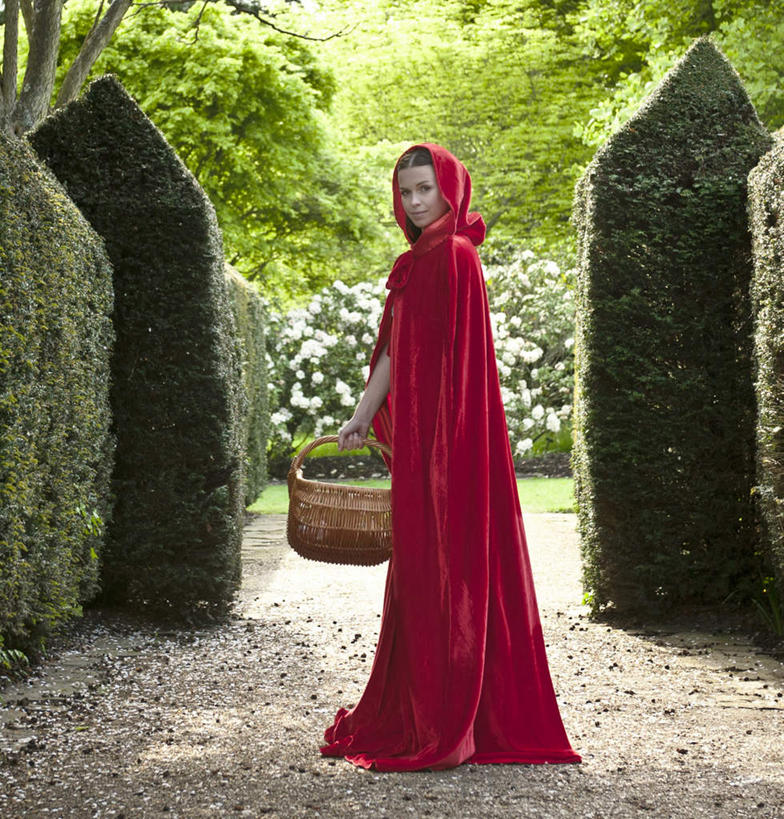 西方人,一个人,站,交叉,竖图,室外,白天,侧面,童话故事,植物,竹子,欧洲,欧洲人,仅一个年轻女性,仅一个女性,仅一个人,握,阴影,竹制,服装,环保,盛开,编织,光线,篮子,影子,防护,拿,花蕾,拿着,扭头,注视,休闲装,花,花瓣,花朵,鲜花,树,树木,衣服,红色,绿色,阳光,自然,竹篮,花苞,花蕊,观察,看,站着,转头,休闲,休闲服,握着,服饰,生长,成长,观看,竹条,交织,察看,竹制品,关注,美好,美妙,间隔,小红帽,斗篷,美观,雅观,穿插,大氅,绿篱,生篱,树篱,植篱,大灰狼,格林童话,童话,年轻女性,女人,女性,白种人,站立,彩图,全身