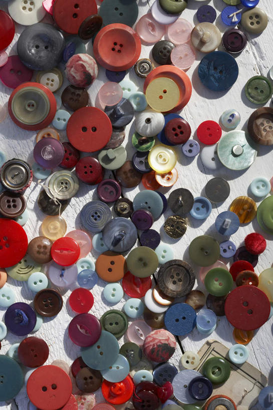 无人,竖图,俯视,彩色,室外,特写,白天,桌面,桌子,静物,许多,木制,很多,凌乱,纽扣,木制品,钮扣,混乱,纷乱,缭乱,庞杂,盘扣,彩图,高角度拍摄,盘纽