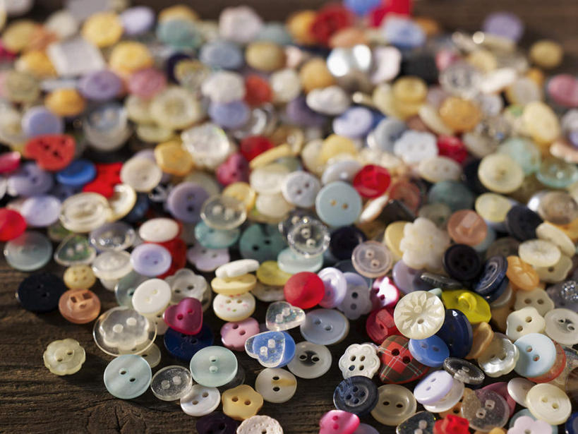 无人,横图,俯视,彩色,室内,特写,白天,桌面,桌子,静物,一堆,许多,阴影,堆叠,堆积,反射,木制,影子,很多,凌乱,纽扣,木制品,堆,五颜六色,钮扣,色彩斑斓,混乱,五彩缤纷,五彩斑斓,纷乱,缭乱,庞杂,盘扣,五光十色,彩图,高角度拍摄,盘纽