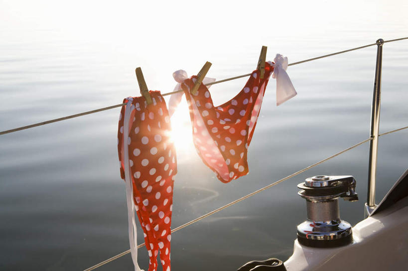 帆船,无人,栏杆,横图,室外,白天,正面,泳装,比基尼,旅游,度假,美景,船,德国,欧洲,吊挂,悬挂,景观,围栏,挂,娱乐,护栏,红色,白色,自然,交通工具,享受,休闲,景色,放松,西欧,自然风光,载具,德意志联邦共和国,巴伐利亚,巴伐利亚州,拜恩州,拜恩自由州,拜恩湖,德国基姆湖,基姆湖,彩图,眩光,三点式,泳衣