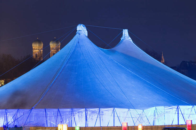 无人,横图,室外,夜晚,正面,度假,美景,城市风光,城市,照明,德国,欧洲,阴影,光线,彩灯,影子,屋顶,景观,灯光,顶棚,娱乐,慕尼黑,灯,蓝色,蓝天,天空,灯具,天,享受,休闲,景色,放松,花灯,照亮,照明设备,西欧,德意志联邦共和国,首府,巴伐利亚,巴伐利亚州,拜恩州,拜恩自由州,玛利亚广场,彩图