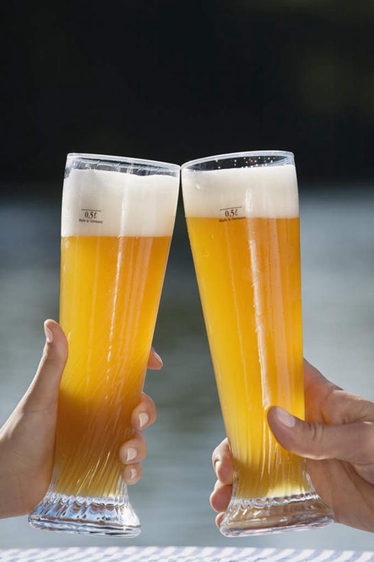 啤酒,西方人,两个人,竖图,室外,特写,白天,正面,爱情,河流,水,杯子,欧洲,欧洲人,握,阴影,节日,朦胧,模糊,庆祝,光线,影子,河水,水流,酒类,浪漫,拿,拿着,文化,玻璃制品,酒,饮料,两个,阳光,酒杯,啤酒杯,啤酒节,庆典,温暖,温馨,恩爱,握着,恋人,纪念,和睦,慕尼黑啤酒节,男人,男性,年轻男性,年轻女性,女人,女性,白种人,情侣,玻璃杯,半身,彩图,伴侣,融洽