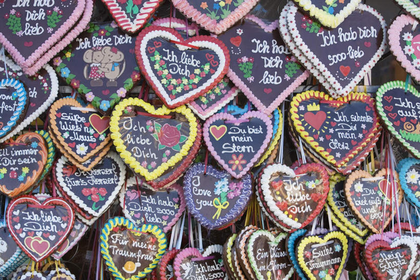 横图,室外,白天,正面,爱情,一排,许多,阴影,节日,爱心,庆祝,整齐,光线,英文,标志,文字,影子,字符,字母,很多,浪漫,文化,标识,排列,阳光,啤酒节,庆典,温暖,温馨,心形,恩爱,纪念,堆,英文字母,和睦,队列,慕尼黑啤酒节,心型,半身,彩图,融洽