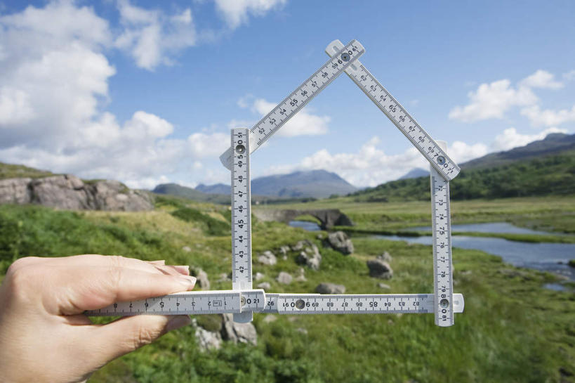 西方人,手,一个人,举,横图,室外,特写,白天,正面,欧洲,欧洲人,仅一个男性,仅一个人,一把,握,阴影,光线,测量,标志,数字,文字,影子,字符,刻度,云,云朵,拿,云彩,拿着,标识,仅一个年轻男性,蓝色,白云,蓝天,天空,阳光,尺,天,托,手部,握着,阿拉伯数字,晴朗,测量工具,尺子,衡量,绘图,折尺,比例,测绘,量具,量仪,标度,男人,男性,年轻男性,白种人,晴空,举起,举手,举着,向上举,向上伸,向上托,半身,彩图