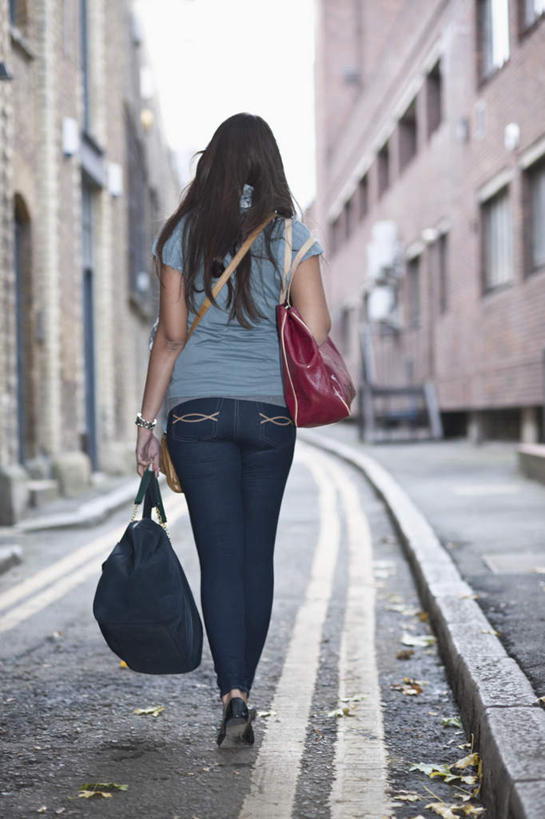 西方人,背,一个人,家,走,竖图,室外,白天,窗户,道路,路,公路,欧洲,欧洲人,仅一个年轻女性,仅一个女性,仅一个人,握,服装,包,房屋,屋子,分界线,停车线,交通,拿,旅行包,拎,拿着,休闲装,楼房,玻璃窗,住宅,背面,衣服,背包,背着,休闲,休闲服,握着,服饰,车行道,车行道分界线,标线,车行线,旅游包,背负,提包,年轻女性,女人,女性,白种人,马路,步行,散步,走路,彩图,全身,房子,拎着