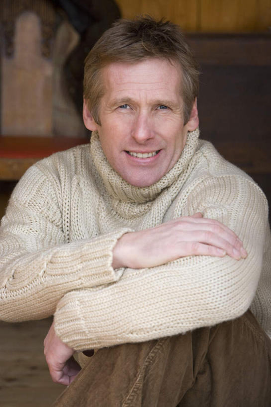 西方人,一个人,笑,微笑,露齿笑,竖图,室内,白天,正面,毛衣,桌面,桌子,欧洲,欧洲人,仅一个男性,仅一个人,仅一个中年男性,木制,注视,木制品,观察,看,观看,察看,关注,线衫,男人,男性,中年男性,白种人,半身,彩图,绒衣,套衫,套头毛衣,线衣