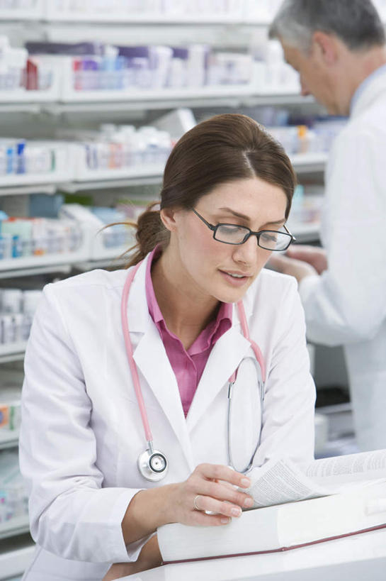 西方人,两个人,伙伴,朋友,药剂师,站,坐,竖图,室内,白天,正面,友谊,安全,合作,团队,柜子,欧洲,欧洲人,一排,许多,握,检查,整齐,眼镜,药剂,防护,拿,拿着,注视,排列,粉色,听诊器,药方,药品,橱柜,观察,看,站着,战略,治疗,握着,药房,观看,保护,药物,察看,医疗,医疗设备,队列,关注,医疗器械,保险,预防,医疗工具,近视眼镜,联合,合谋,检测工具,配合,平安,协作,男人,男性,年轻女性,女人,女性,中年男性,白种人,配药师,站立,坐着,半身,彩图,处方