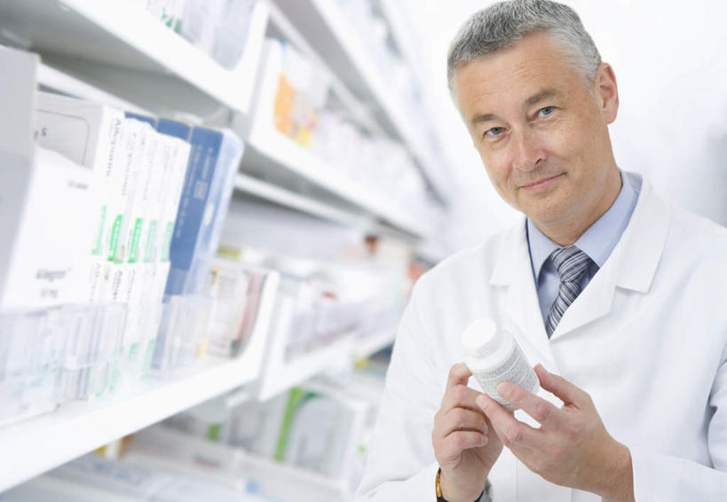 西方人,一个人,药剂师,站,笑,微笑,横图,室内,白天,正面,安全,柜子,欧洲,欧洲人,仅一个男性,仅一个人,仅一个中年男性,一排,许多,握,整齐,药剂,药瓶,纸盒,防护,拿,拿着,注视,盒子,排列,白色,包装盒,药品,橱柜,观察,看,站着,治疗,握着,药房,观看,保护,药物,察看,医疗,白大褂,队列,关注,保险,预防,平安,男人,男性,中年男性,白种人,配药师,站立,半身,彩图