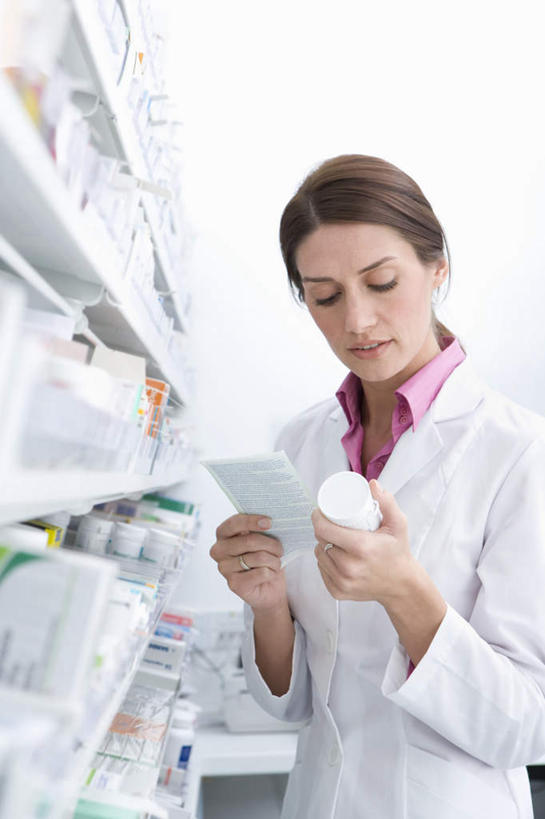 西方人,一个人,药剂师,站,竖图,室内,白天,正面,安全,柜子,欧洲,欧洲人,仅一个年轻女性,仅一个女性,仅一个人,一排,许多,握,检查,整齐,药剂,药瓶,防护,拿,拿着,注视,排列,白色,药方,药品,橱柜,观察,看,站着,治疗,握着,药房,观看,保护,药物,察看,医疗,白大褂,队列,关注,保险,预防,平安,年轻女性,女人,女性,白种人,配药师,站立,半身,彩图,处方