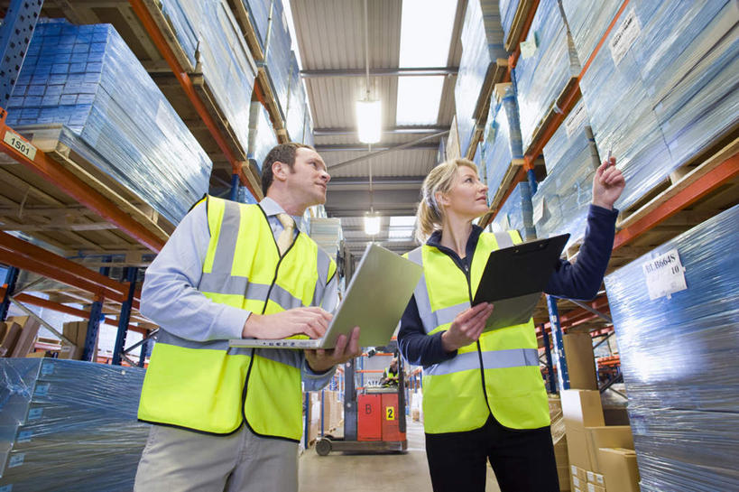 西方人,两个人,伙伴,朋友,商务人士,商务男性,站,横图,室内,白天,仰视,工作服,衬衫,制服,友谊,合作,团队,电脑,笔记本电脑,天花板,照明,欧洲,欧洲人,敲打,握,套装,检查,网络,灯光,拿,仓库,拿着,注视,输入,通讯设备,顶灯,货架,架子,灯,容器,灯具,打字,观察,看,站着,战略,握着,观看,储藏,点击,敲击,照亮,固定,察看,无线,照明设备,储存,关注,通信设备,商务装,无线网络,记录板,陈列架,无线上网,便携式电脑,工薪阶层,记事板,联合,合谋,工作制服,配合,协作,按键,手提电脑,男人,男性,女人,女性,中年男性,中年女性,白种人,白领,上班族,站立,半身,彩图,低角度拍摄,衬衣,工作套服,安全服,反光背心,反光服,反光衣,货盘,贮存