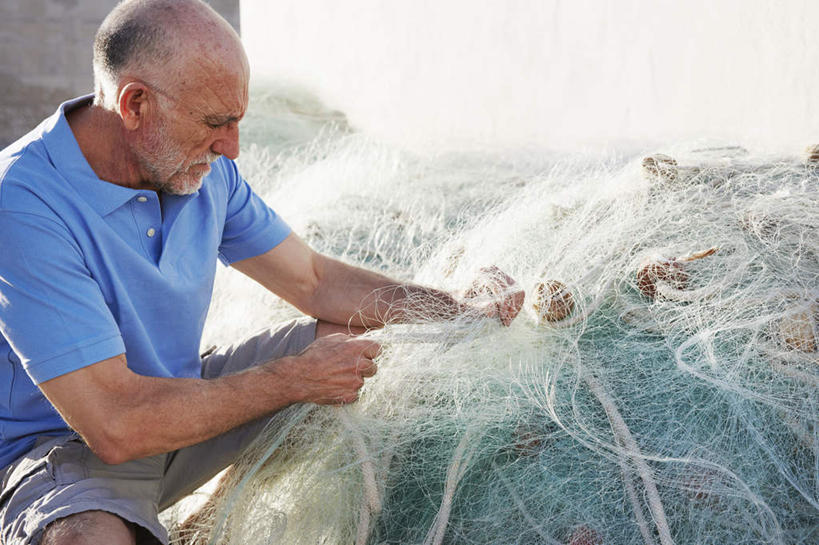 西方人,胡须,一个人,渔夫,坐,横图,室外,白天,正面,T恤衫,欧洲,欧洲人,仅一个男性,仅一个人,阴影,服装,光线,影子,T恤,注视,休闲装,衣服,蓝色,阳光,观察,看,仅一个老年男性,休闲,休闲服,服饰,渔网,观看,整理,渔具,察看,关注,抓捕,捕捞,鱼网,拉网,捕捞工具,修补,老年男性,男人,男性,白种人,胡子,络腮胡,捕鱼人,打鱼人,坐着,半身,彩图